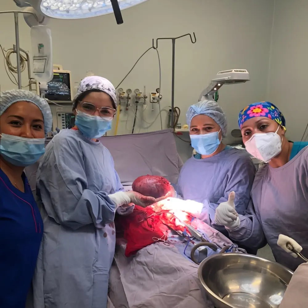 Dra. Susana Aguilera y equipo médico durante cirugía ginecológica en consultorio de Guadalajara